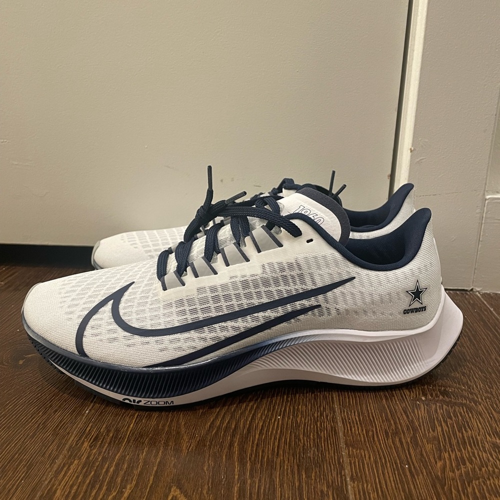 • NIKE DALLAS COWBOYS AIR ZOOM PEGASUS SNEAKERS • NEVER WORN!